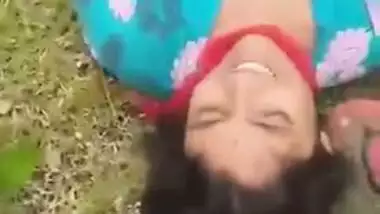 Cameraguy films his friend fucking Desi girl's XXX cave outdoors