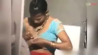 Outdoor bathing sexy Desi aunty beauty rubs her pussy under water