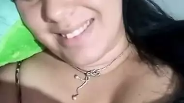 XXX Desi housewife shows beautiful topless body in homemade MMS video