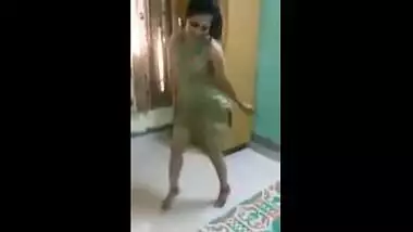 Punjabi aunty hot hip & boobs shake for fun