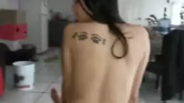 Latina con grandes tetas y culo enorme coge en la sala