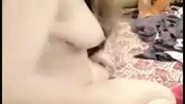 Busty Sobia poses for selfie XXX video playing with her Desi ass