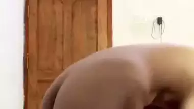 Young desi nude girl strips down her saree on camera