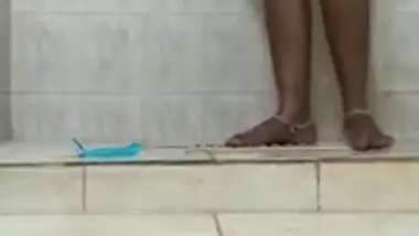 Desi MILF washes her sex hole on XXX camera in the shower cabin