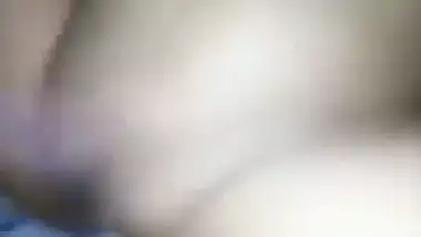 Desi nude lady uses toothpaste to lube her pussy