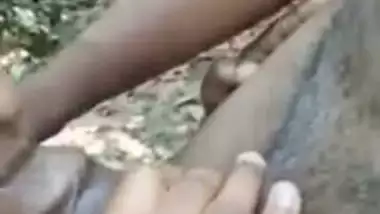 Desi lady sucks her lover’s dick outdoors on the farm