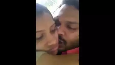 Amateur college girl sucks and fucks her boyfriend in his car